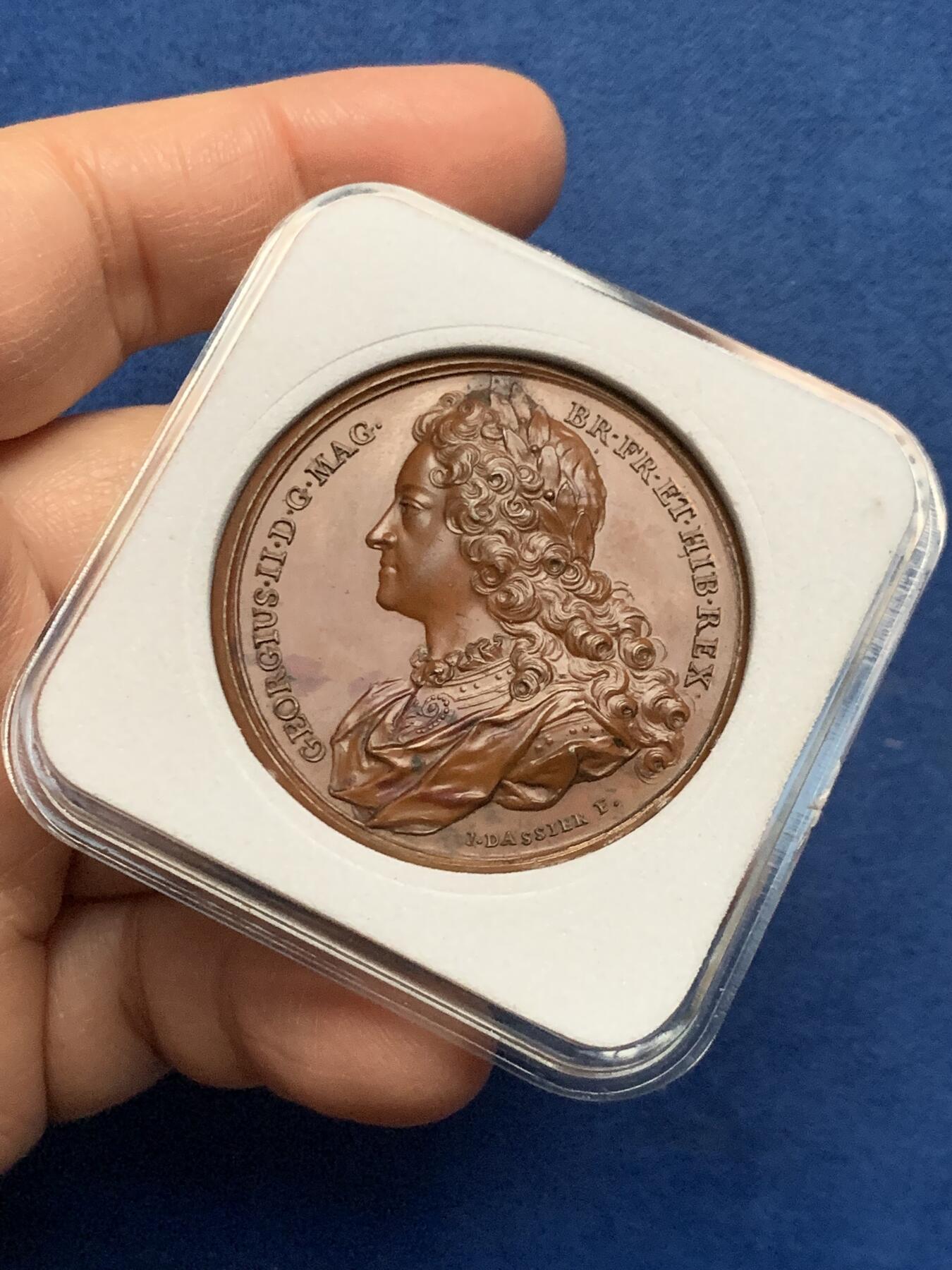 《竞宝斋》第455场 周日，周一 2场连拍 （全场包邮，欢迎送拍） 英王乔治二世纪念铜章，26.8克，40.8mm，雕刻师让·达西尔纪念1731年历代英王与王后系列的首枚，整个系列中很少见的一枚，内容涵盖了从威廉一世到当时在位的乔治二世的英格兰历代君主。正面乔治二世高浮雕像，背面：铭文记事献给大不列颠、法兰西和爱尔兰最尊贵的国王乔治二世。未使用状态，保存很好。