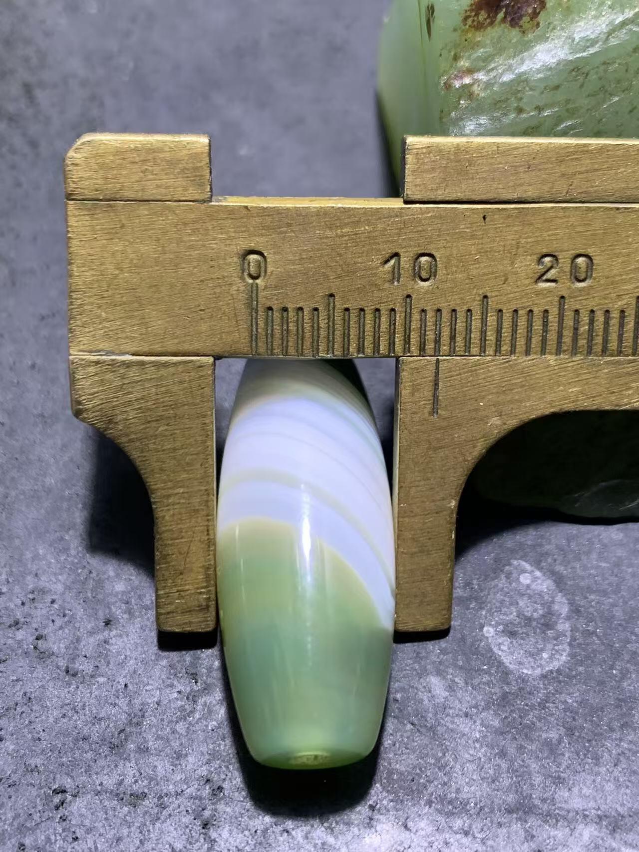 精美冰透高玉化瓷白绿双色缠丝玛瑙桶珠一颗