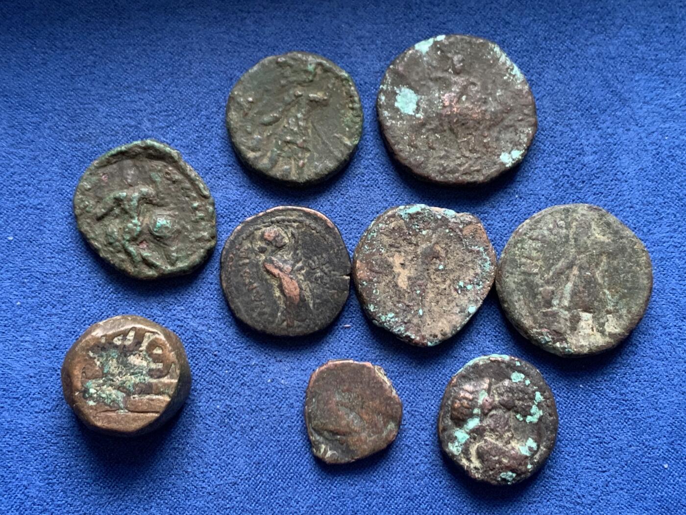 《竞宝斋》第455场 周日，周一 2场连拍 （全场包邮，欢迎送拍） 9枚一组 丝路打制铜币 包含莫卧儿，贵霜，贵霜沙时期，品相不错，铭文清晰可见，无名王和迦腻色伽都是不错的品种，适合研究或收藏。总重约99克