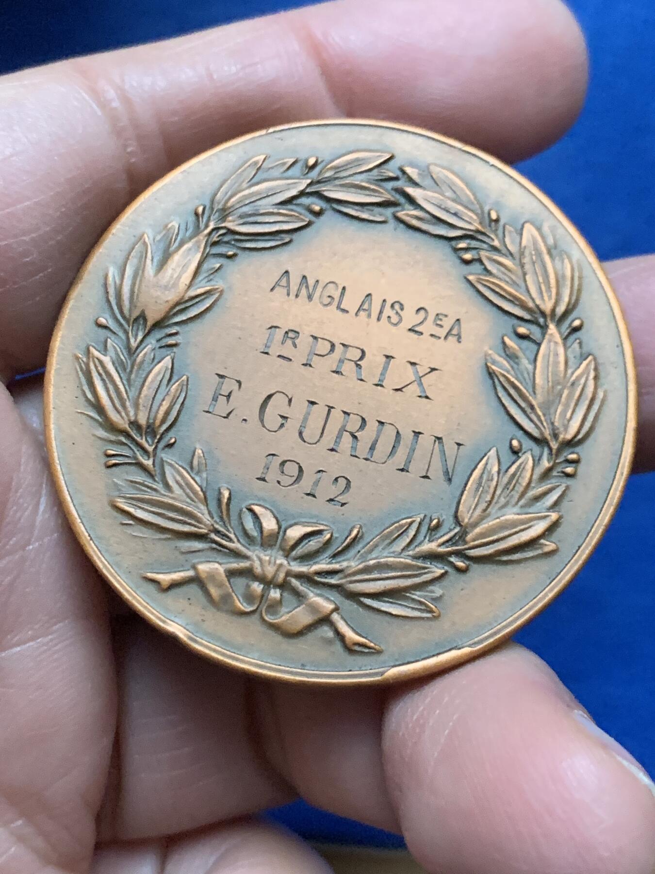 《竞宝斋》第455场 周日，周一 2场连拍 （全场包邮，欢迎送拍） 里昂自由学校兄弟会校友协会纪念铜章 31克 45.3mm 三角铜标 带原盒