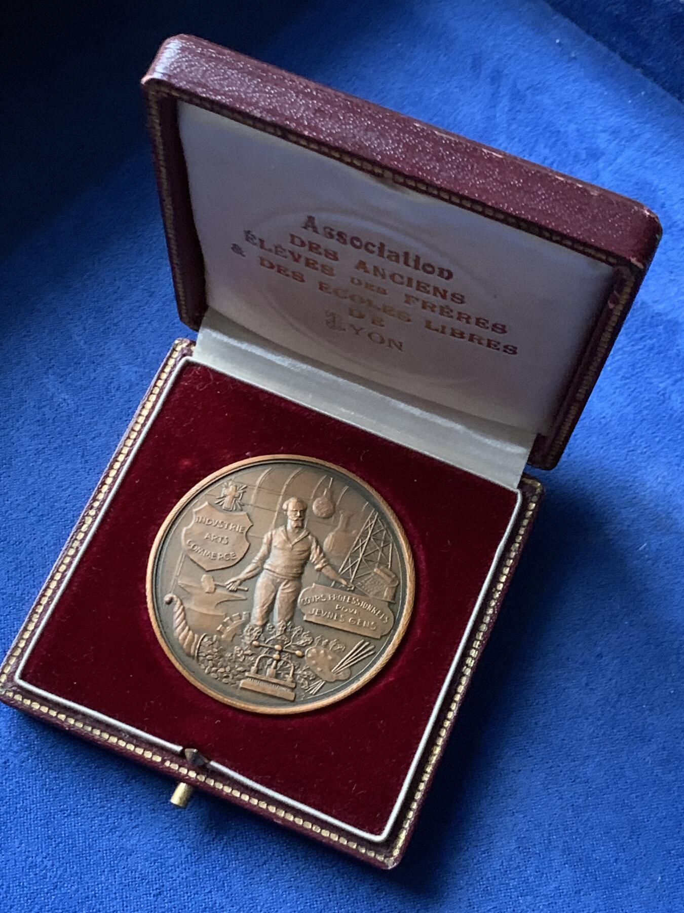 《竞宝斋》第455场 周日，周一 2场连拍 （全场包邮，欢迎送拍） 里昂自由学校兄弟会校友协会纪念铜章 31克 45.3mm 三角铜标 带原盒