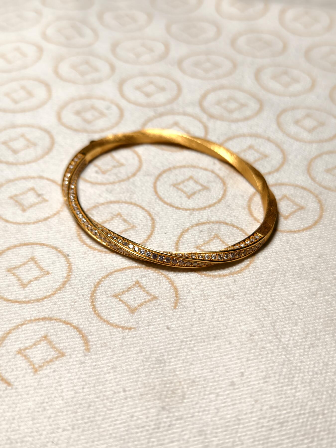 抚柳草堂-第六期章牌钱币 奖章勋章限时免佣 满百包邮 放漏专场 莫比乌斯环半钻半拉丝镀金银手镯  全新工艺好一半镶嵌锆石一半拉丝工艺非常漂亮 打标s925重16.8g 上手是真金真钻的既视感 送人自戴都不错