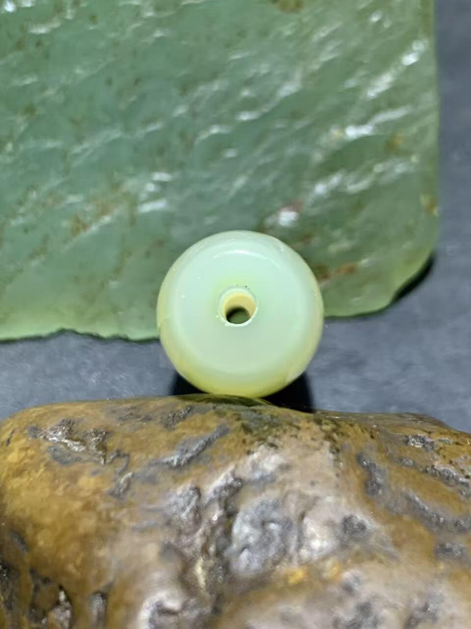 精美冰透高玉化瓷白绿双色缠丝玛瑙桶珠一颗，