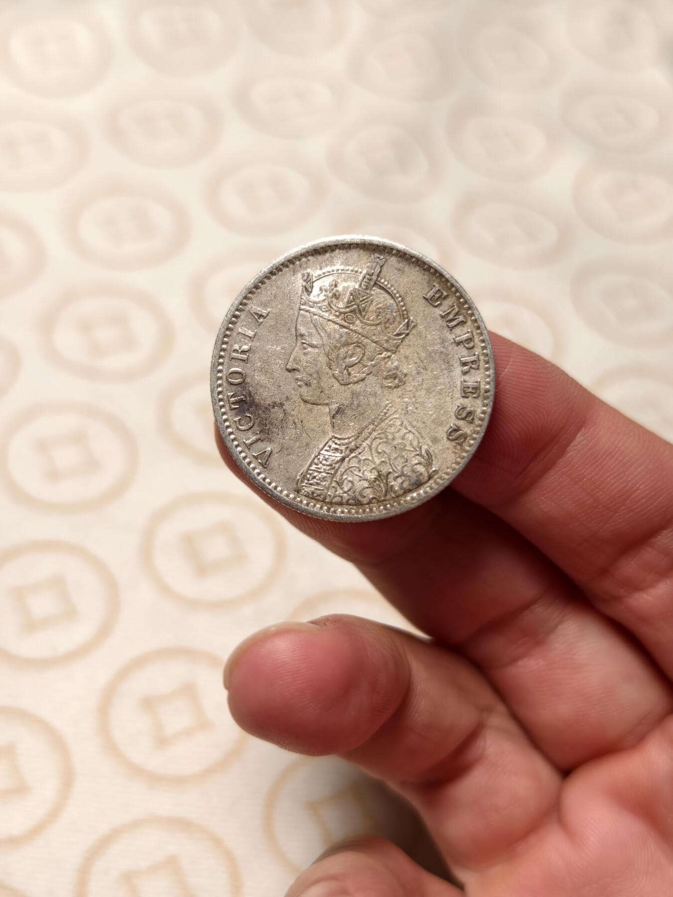 抚柳草堂-第六期章牌钱币 奖章勋章限时免佣 满百包邮 放漏专场 1900英属印度1卢比银币 维多利亚女王版 重11.4g 状态不错