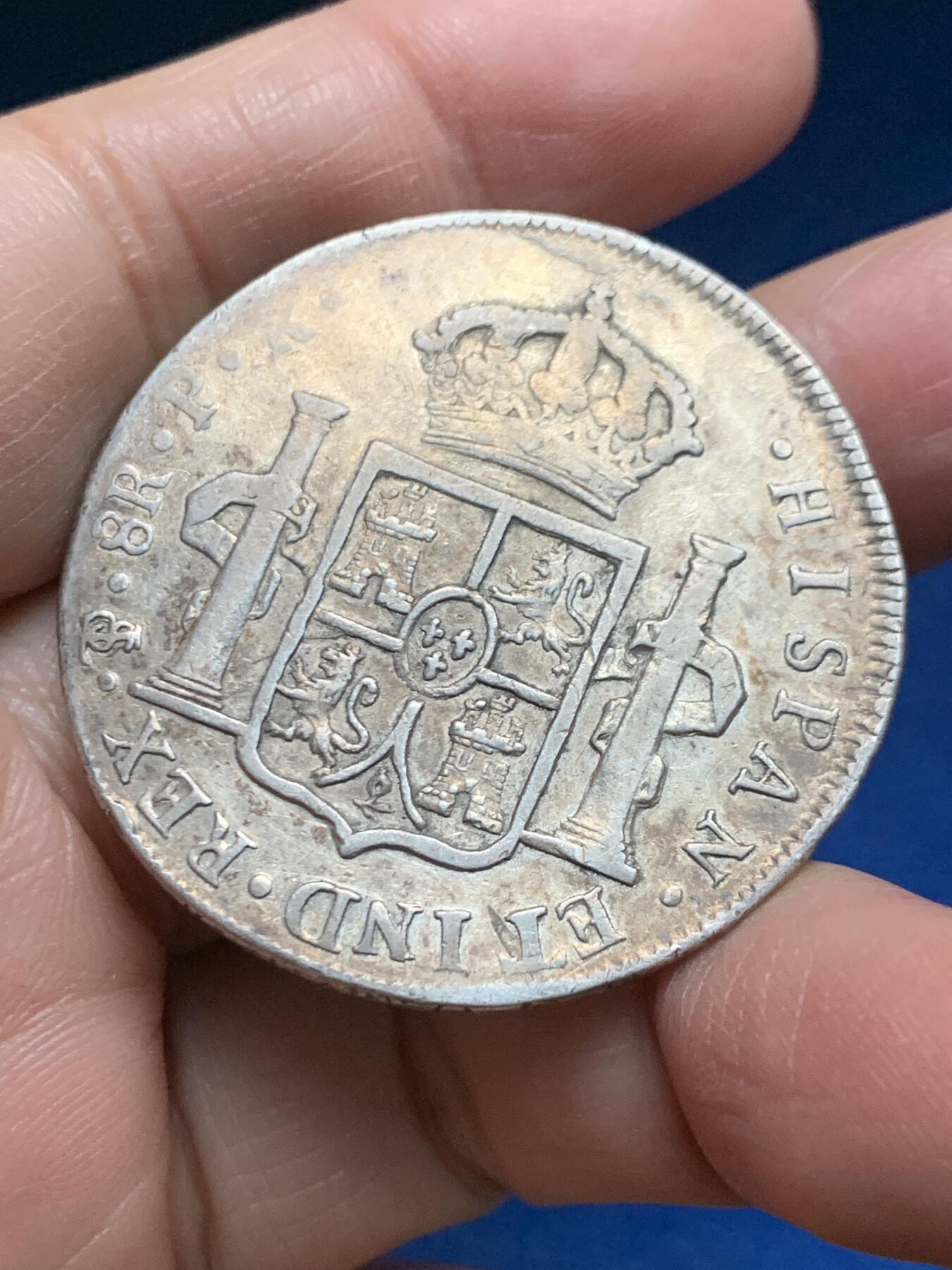 《竞宝斋》第455场 周日，周一 2场连拍 （全场包邮，欢迎送拍） 西属玻利维亚1790年卡三像过渡版双柱8R银币，过度版稀少，大币胚，特色十足，比同年墨西哥双柱大一圈