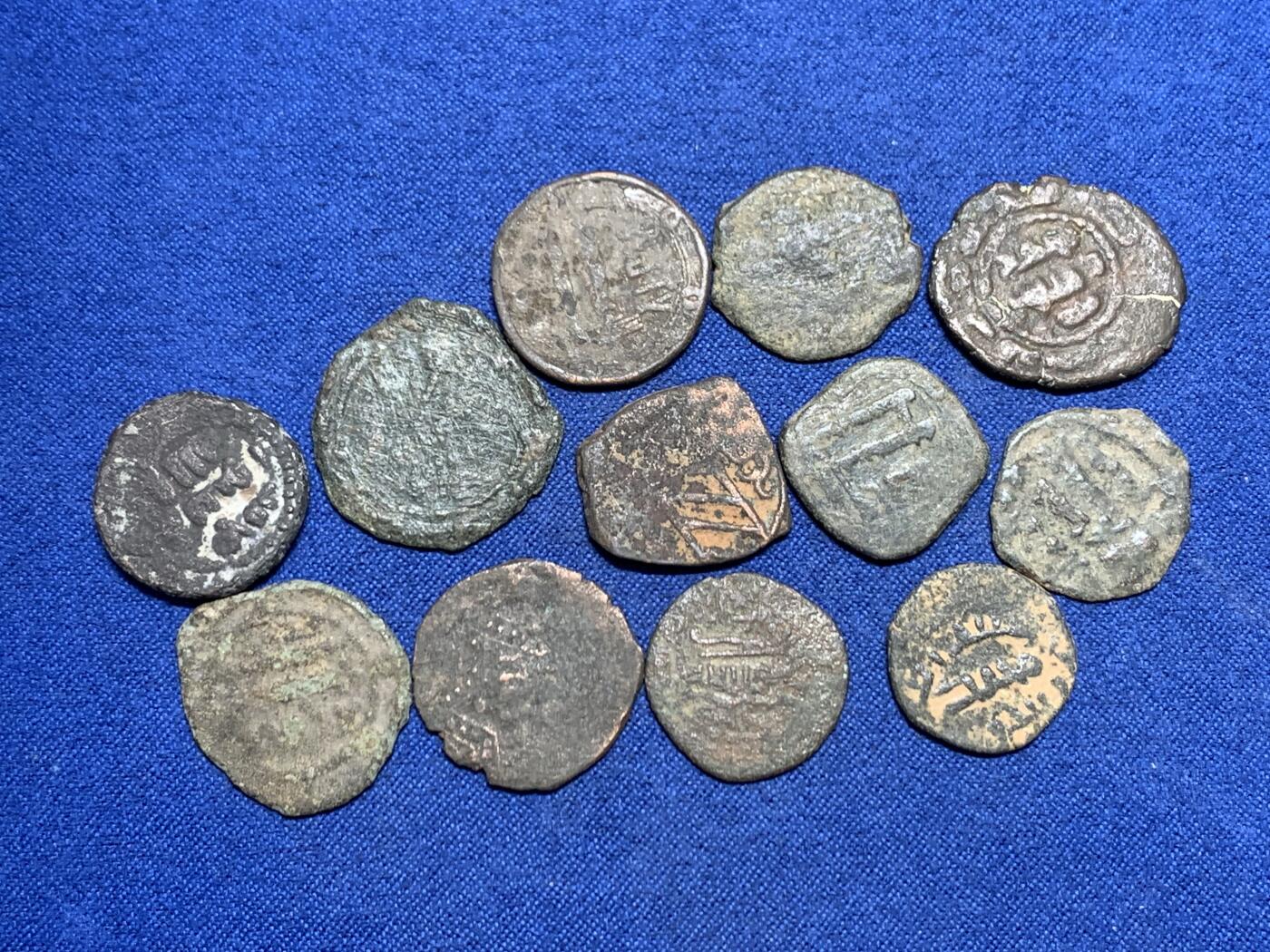 《竞宝斋》第455场 周日，周一 2场连拍 （全场包邮，欢迎送拍） 12枚一组 中世纪伊斯兰法鲁斯铜币，种类很多基本不重复，里面有倭玛亚王朝、阿巴斯王朝、阿尤布王朝等中东地区伊斯兰各哈利法或埃米尔铜币