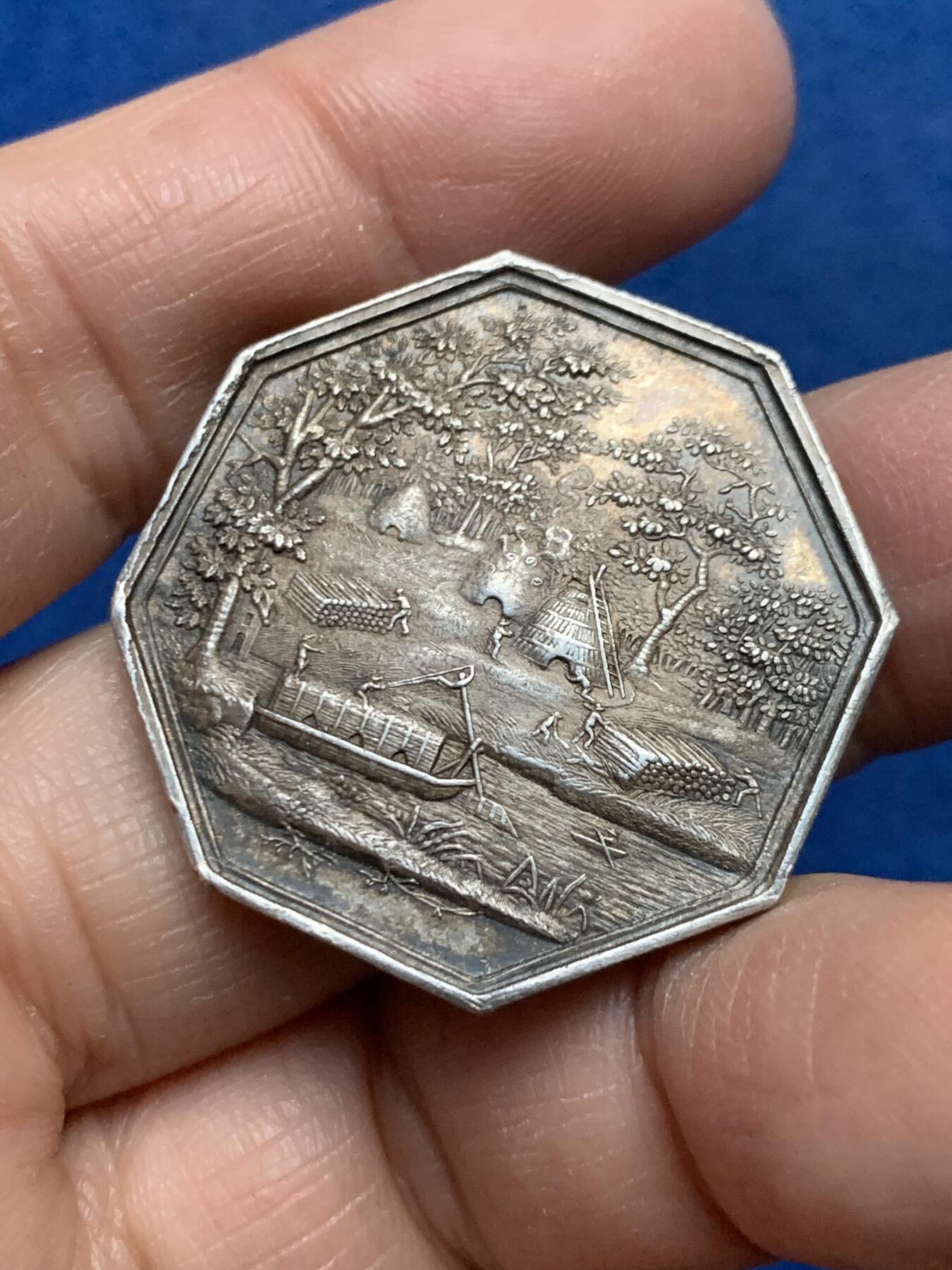 《竞宝斋》第455场 周日，周一 2场连拍 （全场包邮，欢迎送拍） 法国巴黎木炭贸易八角银质代币，33.2MM，20.25克，手指边铭，小名誉品