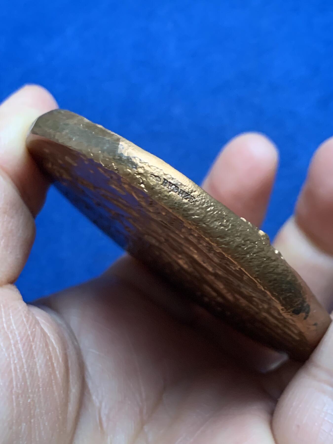 《竞宝斋》第455场 周日，周一 2场连拍 （全场包邮，欢迎送拍） 法国哲学家施韦泽纪念大铜章 195.1克 64.6mm 丰饶角铜标 