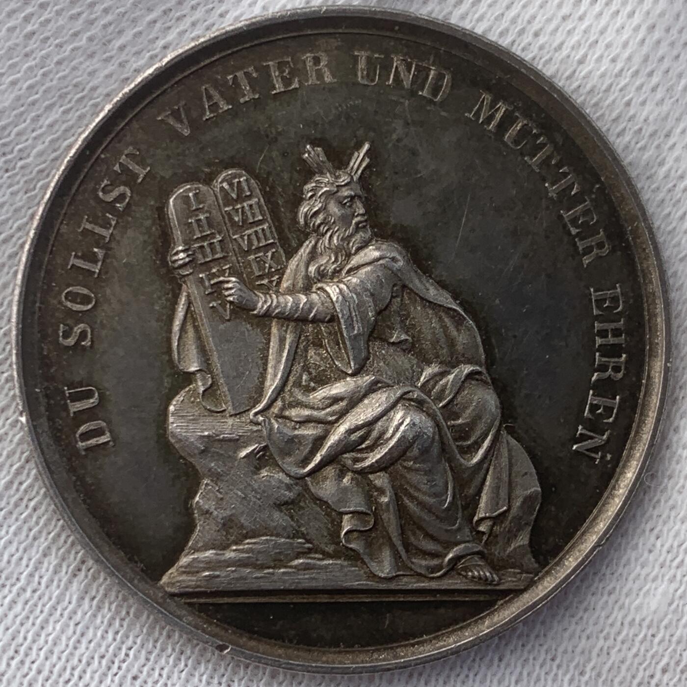 掌中浮雕-藏着的欧洲第048场 1800年代德国古典大师loos摩西十戒系列银章，30mm，8.5g，本枚主题为摩西十诫的第四戒-尊敬父母。品相状态好，五彩包浆