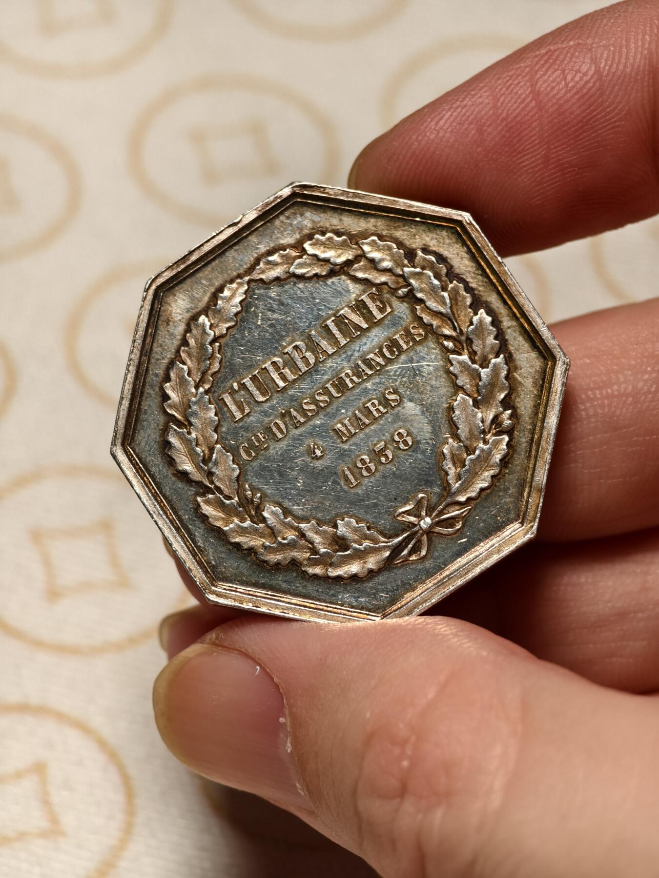 抚柳草堂-第六期章牌钱币 奖章勋章限时免佣 满百包邮 放漏专场 1838法国城市人寿保险公司八角银章 城堡王冠图 丰饶角AR边铭950银 35mm重20克 非常漂亮