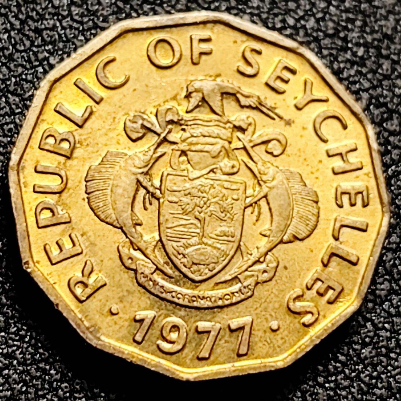 泉币菌-第164场-新年第七场 精品福利场 稀少原铜光UNC 剑鱼 1977年塞舌尔10分多边形镍黄铜硬币 21.0毫米6.1克