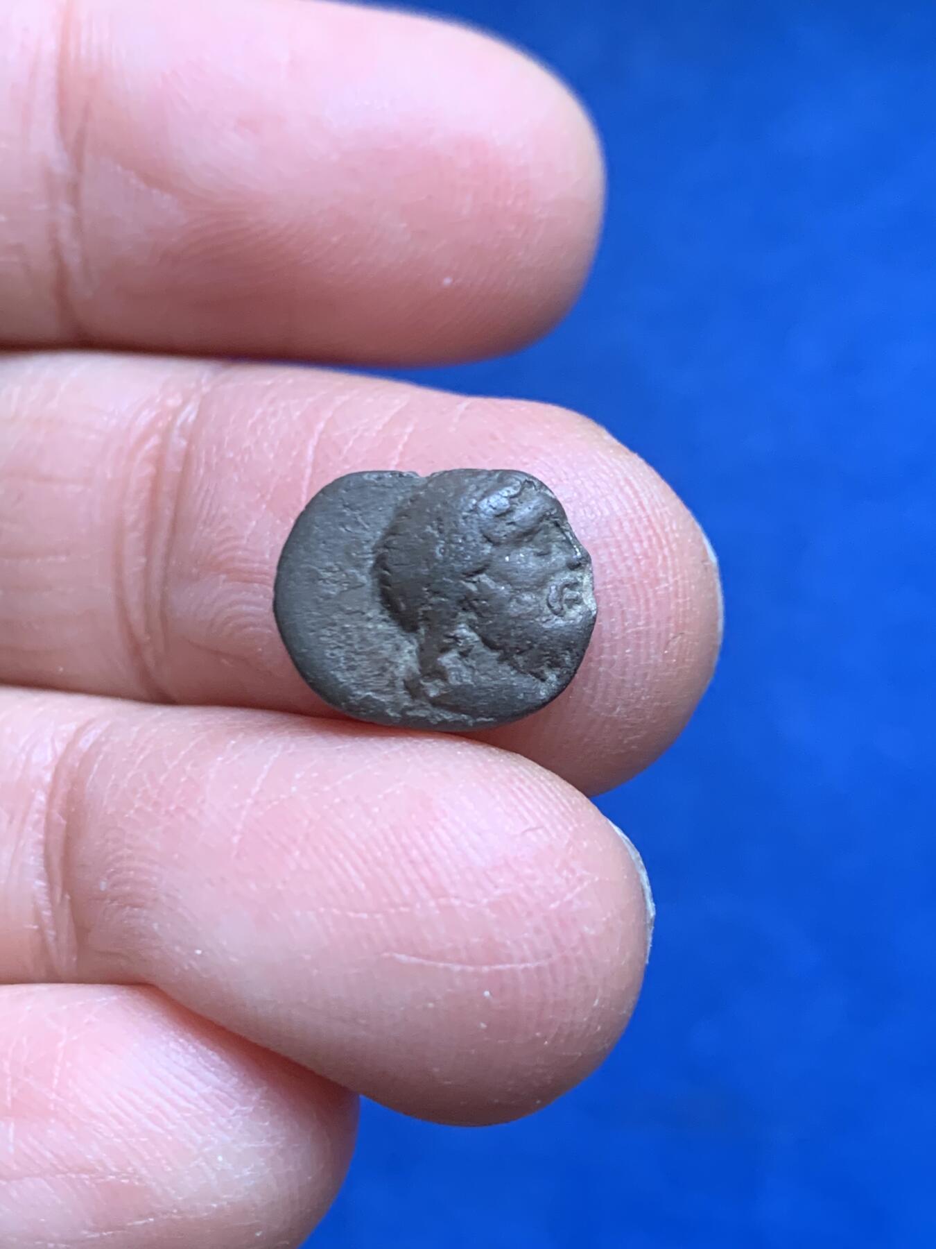 《竞宝斋》第455场 周日，周一 2场连拍 （全场包邮，欢迎送拍） 古希腊 公元前88-85年 斯特拉托尼基亚城半德拉克马 正面宙斯头像 背面鹰 打制的不错 少见品种 1.1克