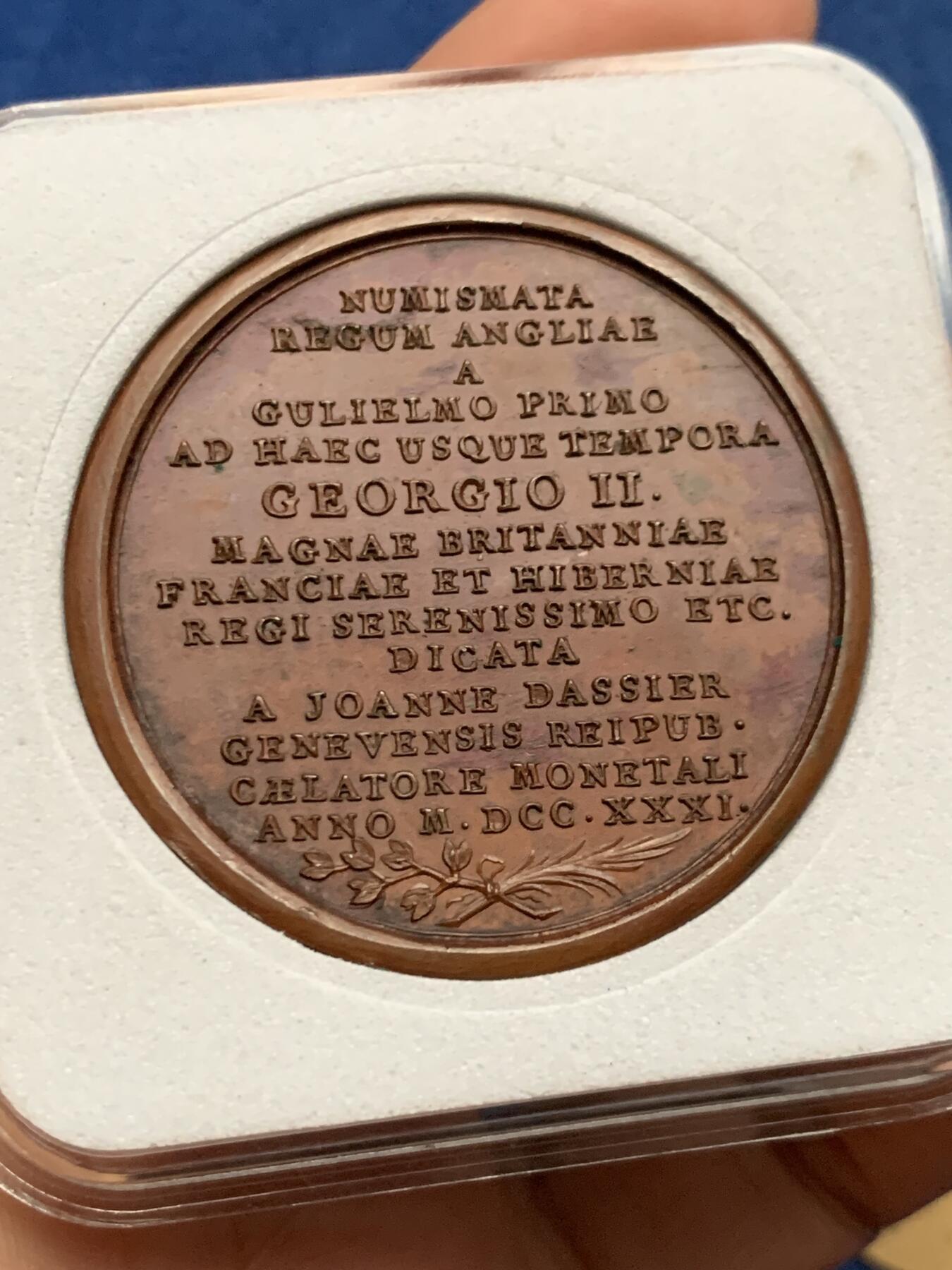 《竞宝斋》第455场 周日，周一 2场连拍 （全场包邮，欢迎送拍） 英王乔治二世纪念铜章，26.8克，40.8mm，雕刻师让·达西尔纪念1731年历代英王与王后系列的首枚，整个系列中很少见的一枚，内容涵盖了从威廉一世到当时在位的乔治二世的英格兰历代君主。正面乔治二世高浮雕像，背面：铭文记事献给大不列颠、法兰西和爱尔兰最尊贵的国王乔治二世。未使用状态，保存很好。