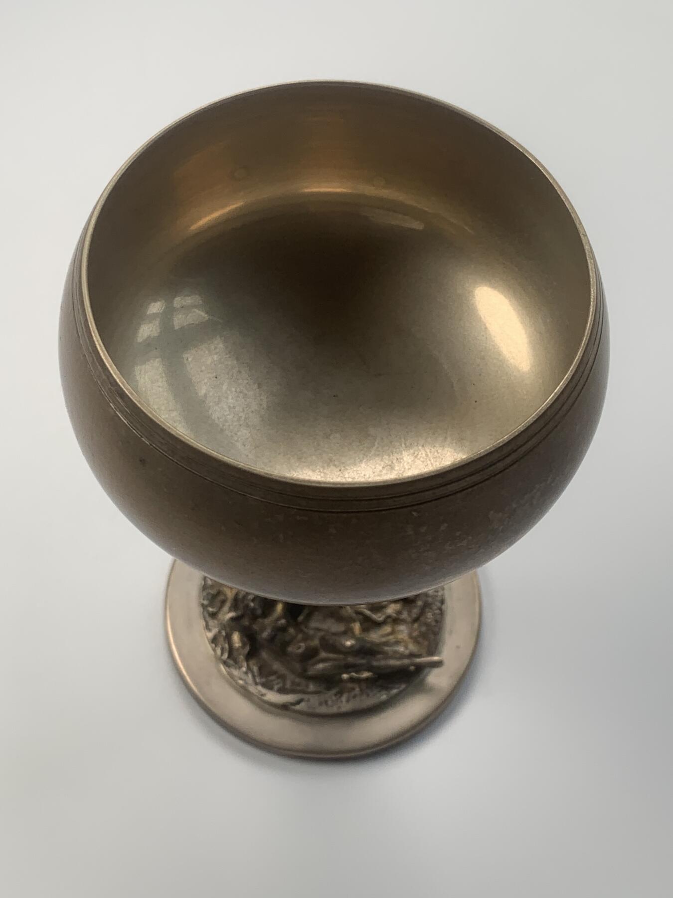 掌中浮雕-藏着的欧洲第048场 意大利潘神银质酒杯。工艺精美，比较少见的立体圆雕杯座和柄座，刻画了半人半羊的潘神与裸女在葡萄树下嬉戏的场景。高度12cm，口径7cm，重量256克，800银戳，底座边缘稍有变形