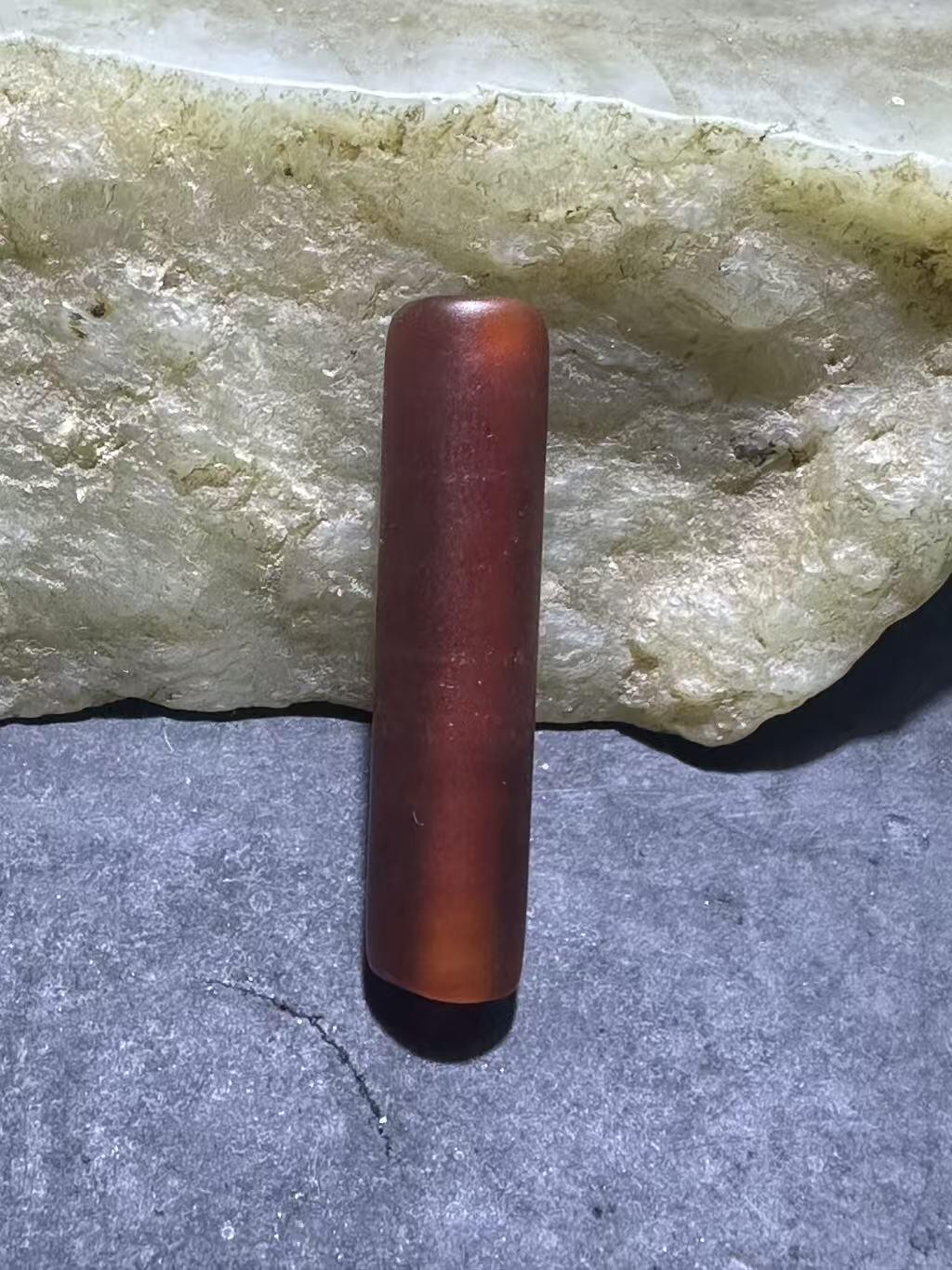 高玉化酒红色缠丝玛瑙通货直桶，桶珠一颗，