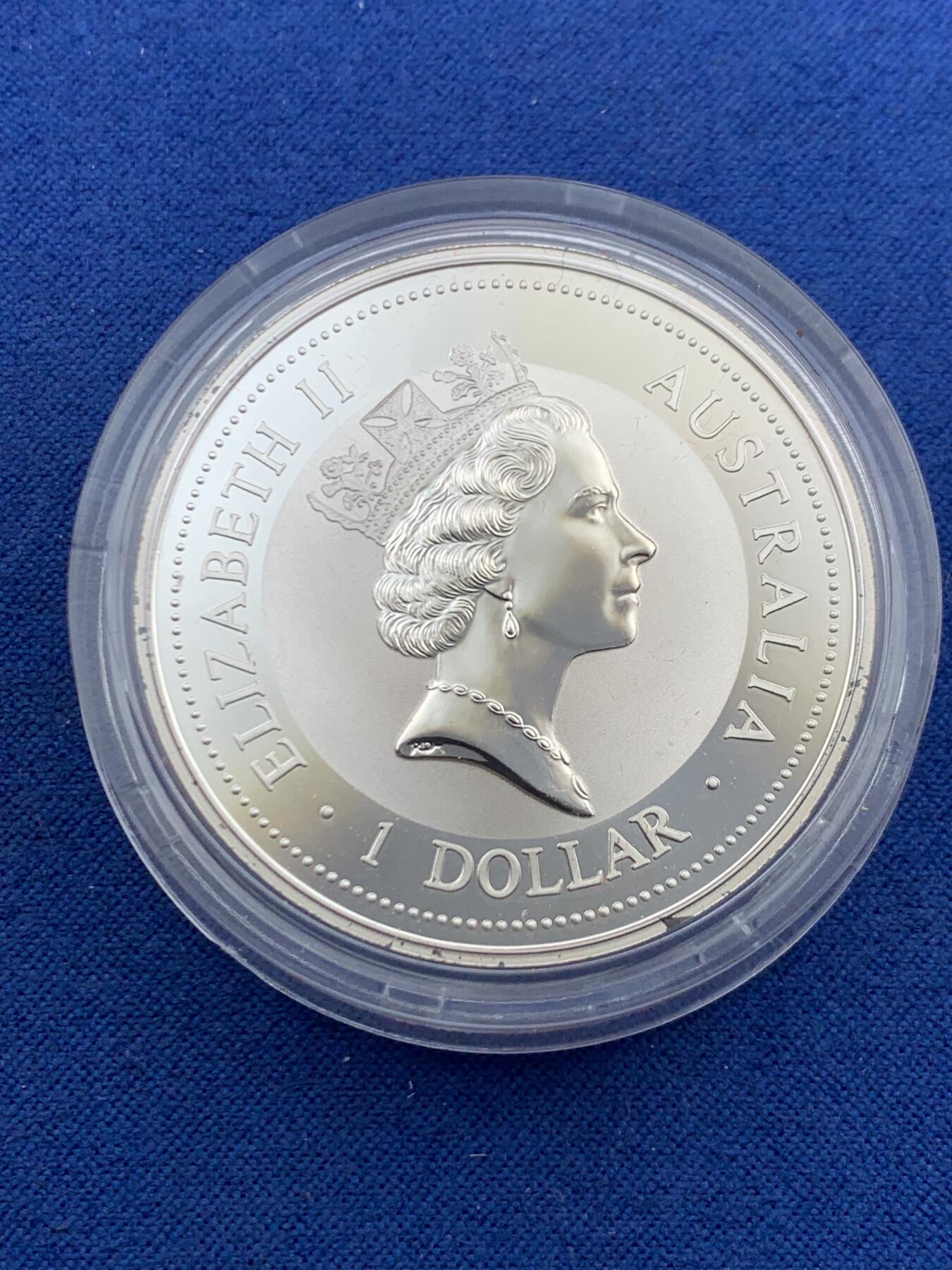 《竞宝斋》第455场 周日，周一 2场连拍 （全场包邮，欢迎送拍） 澳大利亚 1995年 笑翠鸟 熊猫镶嵌银币 含纯银1盎司999银，金猫重0.5克黄金，发行1万枚，为北京国际钱币邮票展而发行 原盒证