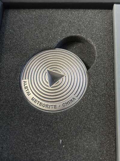 第187期拍卖 - 加纳2022年中国阿勒泰陨石立方体陨石加1盎司银币，金属:999银+中国阿勒泰陨石，重量:1盎司+1盎司，直径:28/16*16毫米，发行：500枚