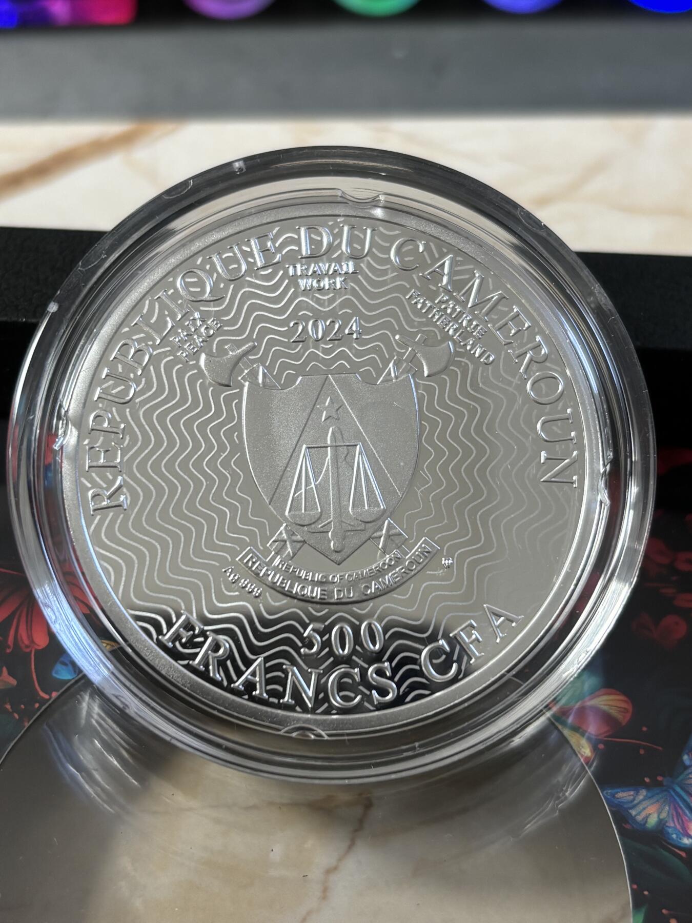 第187期拍卖 喀麦隆2024年自然之美系列阿波罗绢蝶彩色纪念银币，999银，17.5克，发行555枚，有起泡