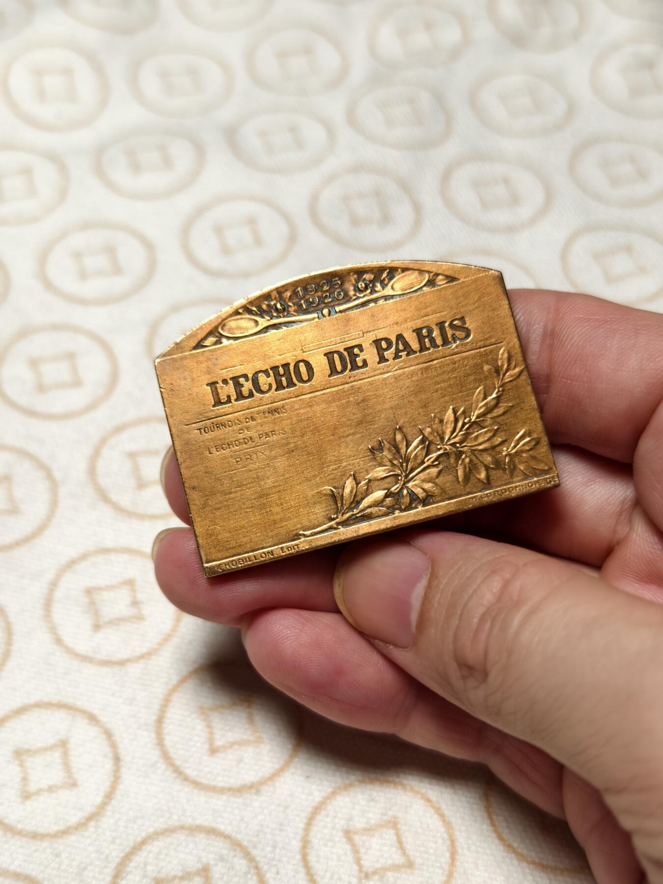 抚柳草堂-第六期章牌钱币 奖章勋章限时免佣 满百包邮 放漏专场 1926法国巴黎回声报网球竞赛方形镀金大铜章 50×36mm 重40.7g 网球题材不错 镀金漂亮 