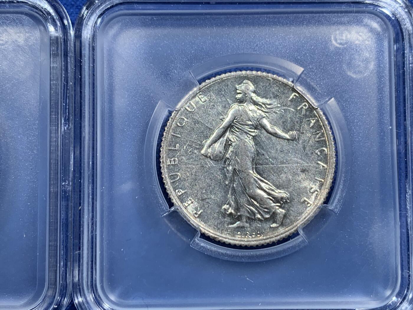 《竞宝斋》第455场 周日，周一 2场连拍 （全场包邮，欢迎送拍） 两枚一组 法国1916/1919年播种女神1法郎银币，光度不错，细节见图，配平凡人小方盒
