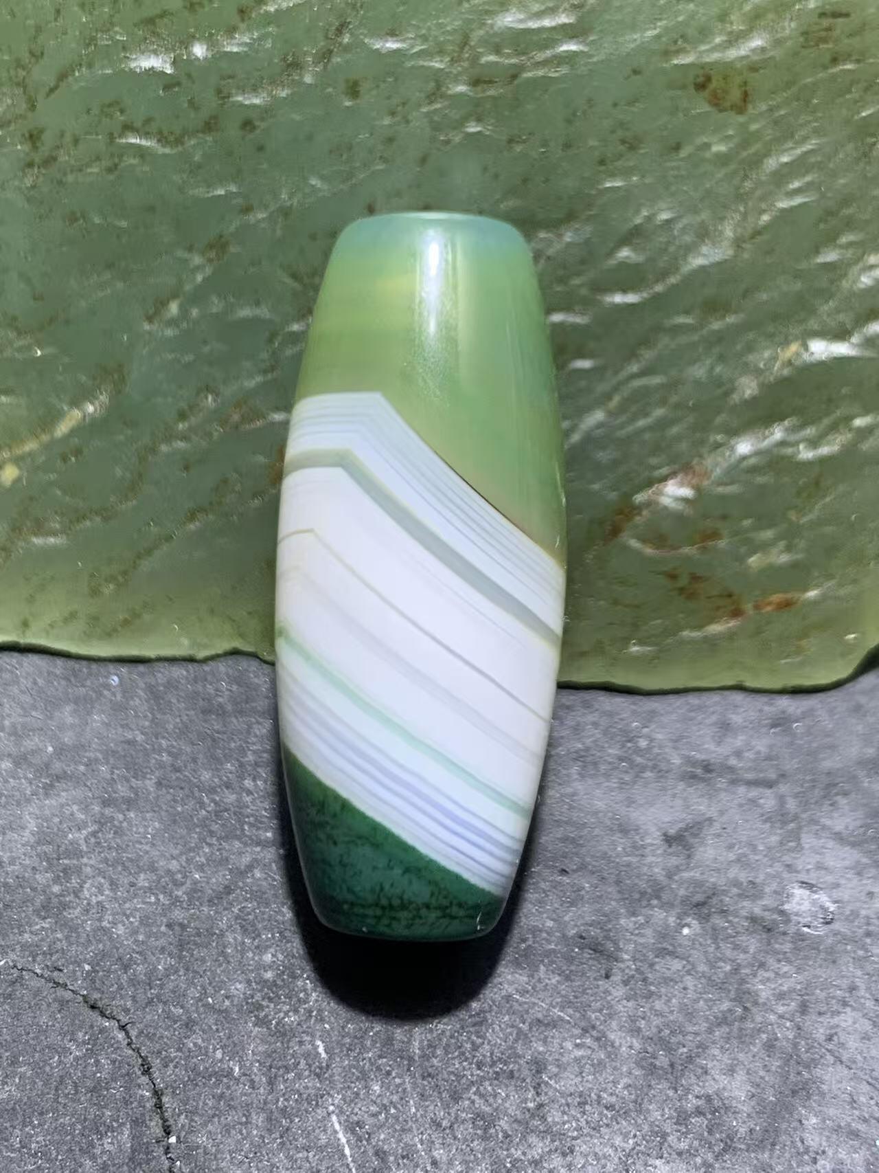 精美冰透高玉化瓷白绿双色缠丝玛瑙桶珠一颗