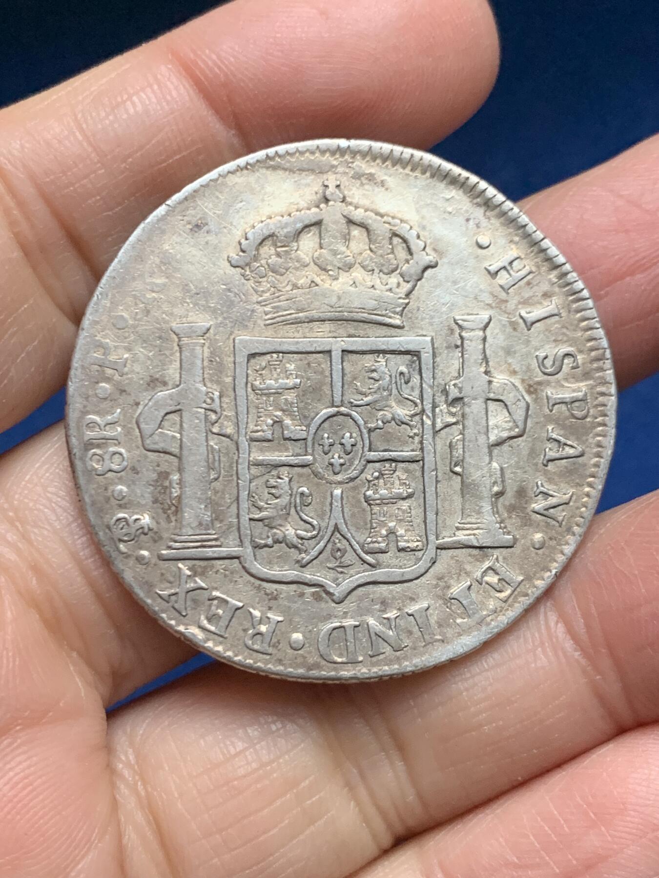 《竞宝斋》第455场 周日，周一 2场连拍 （全场包邮，欢迎送拍） 西属玻利维亚1790年卡三像过渡版双柱8R银币，过度版稀少，大币胚，特色十足，比同年墨西哥双柱大一圈