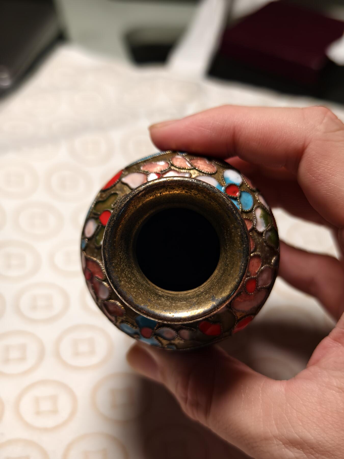 抚柳草堂-第六期章牌钱币 奖章勋章限时免佣 满百包邮 放漏专场 80年代出口创汇时期景泰蓝小花瓶 铜胎掐丝珐琅纯手工小花瓶 高10cm左右 重70.1g