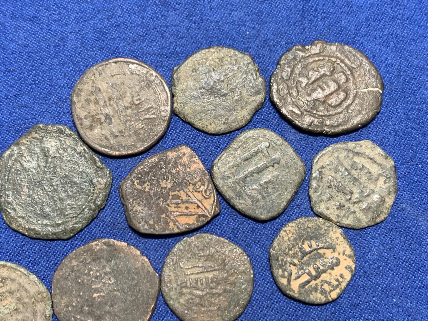 《竞宝斋》第455场 周日，周一 2场连拍 （全场包邮，欢迎送拍） 12枚一组 中世纪伊斯兰法鲁斯铜币，种类很多基本不重复，里面有倭玛亚王朝、阿巴斯王朝、阿尤布王朝等中东地区伊斯兰各哈利法或埃米尔铜币