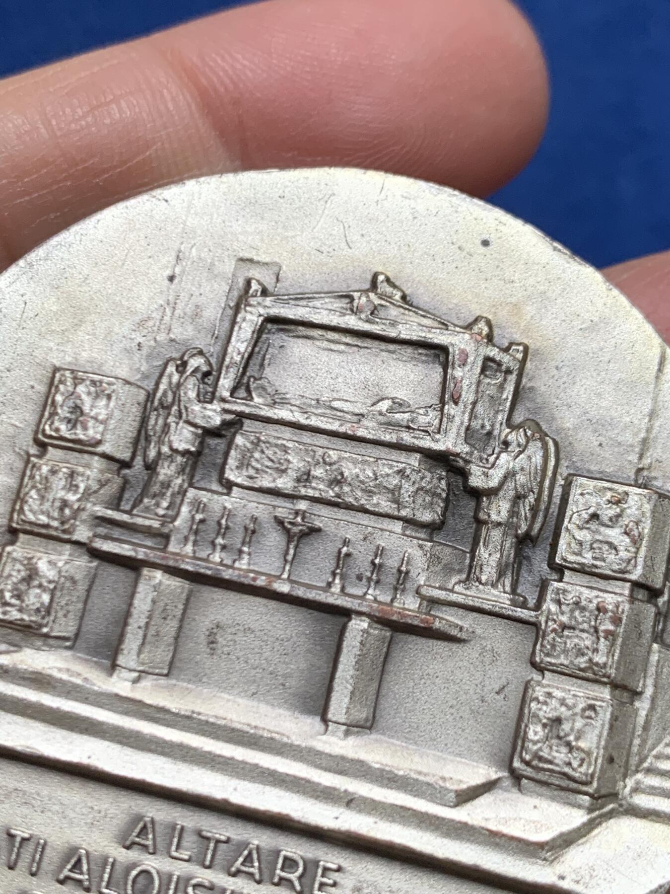 《竞宝斋》第455场 周日，周一 2场连拍 （全场包邮，欢迎送拍） 祝福的祭坛 双面高浮雕镀银大铜章，重61.7克，直径50.4mm，工艺精湛，是爱好宗教艺术的朋友必备之选。一面刻有圣人与信徒的场景，另一面则展示教堂内部。