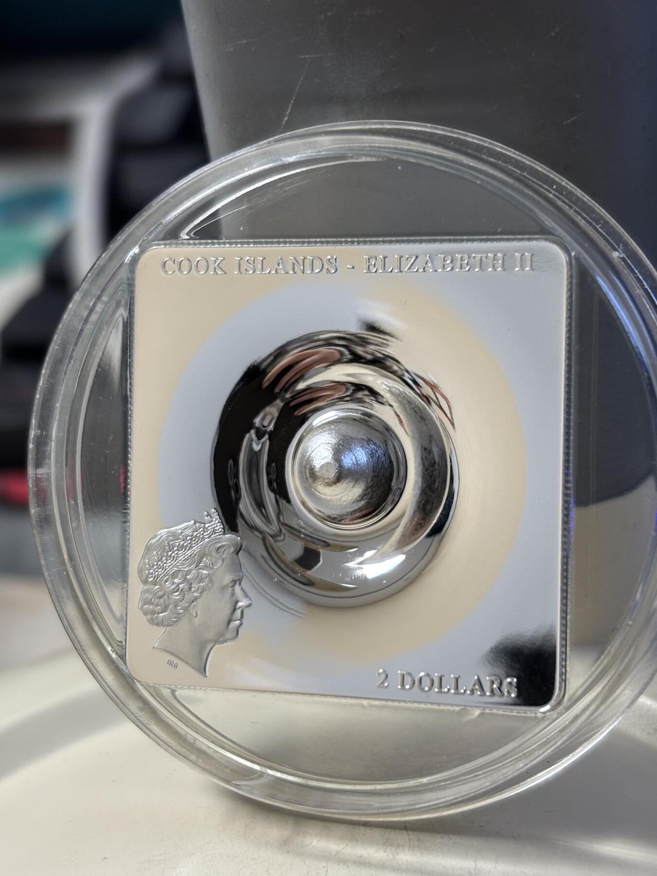 第187期拍卖 获奖库克2015年时空连续体银球镶嵌凹凸面纪念银币，999银，1/2盎司，发行1500枚