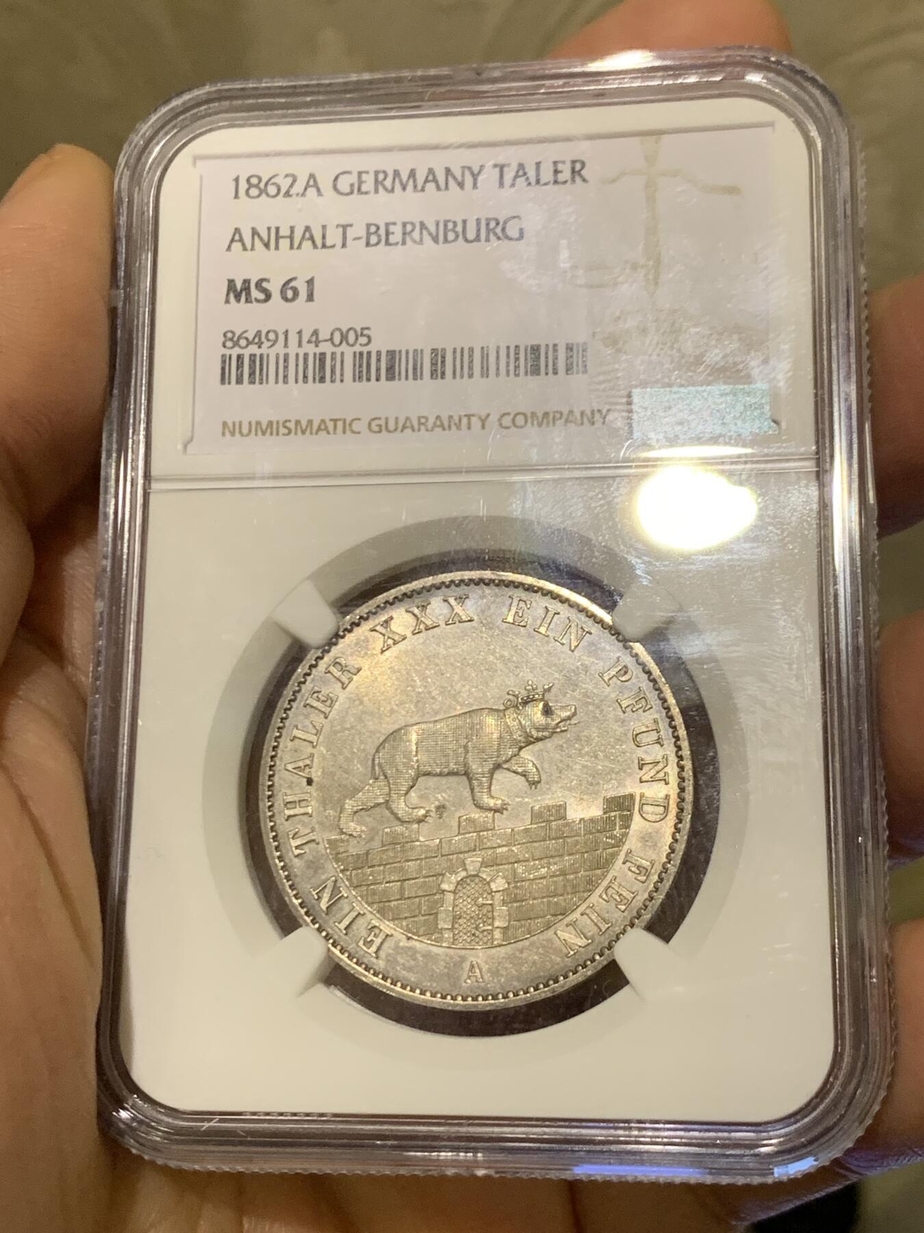 《竞宝斋》第455场 周日，周一 2场连拍 （全场包邮，欢迎送拍） NGC MS61 德国 1862年 安哈特-伯恩堡 小熊爬墙1泰勒 银币 包浆刚好在小熊眼睛上面