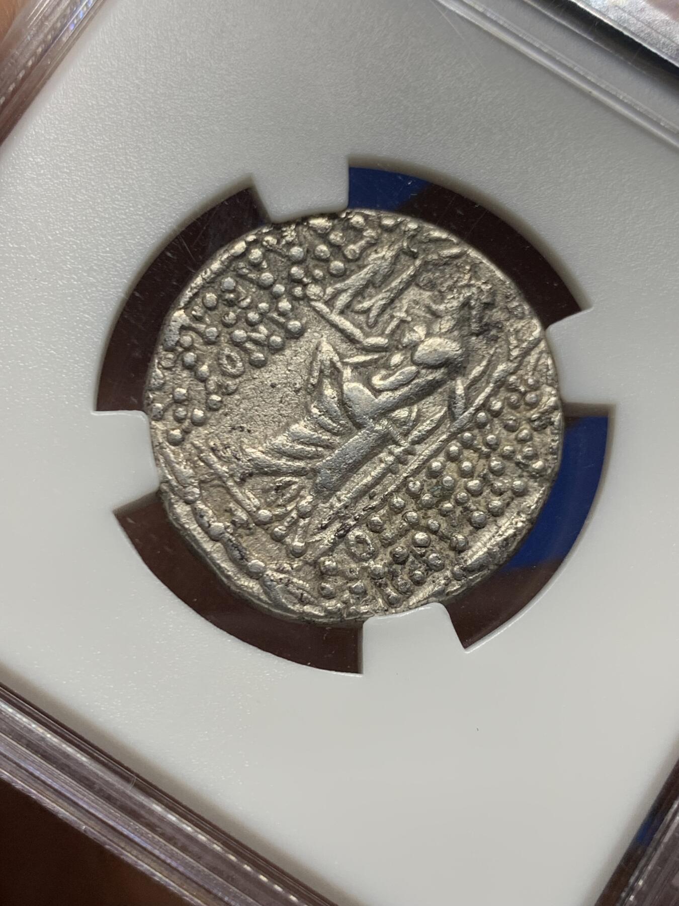 《竞宝斋》第455场 周日，周一 2场连拍 （全场包邮，欢迎送拍） ZDGS CHVF 古希腊塞琉古王国腓力一世银币，背宙斯手持胜利女神奈克，公元前95-前83年，打制完整，币胚规整，重15.11克，四德拉克马大银币。