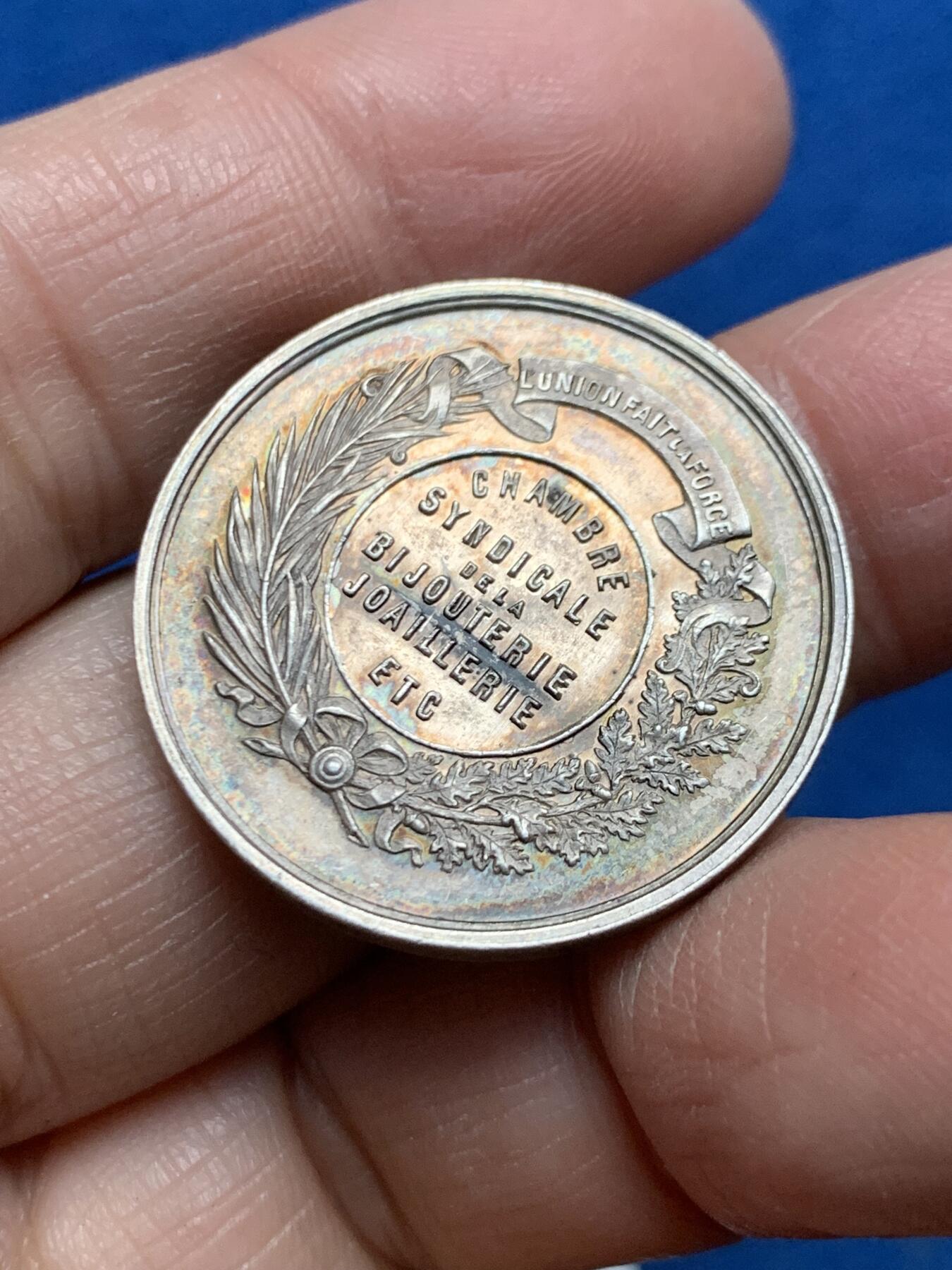 《竞宝斋》第455场 周日，周一 2场连拍 （全场包邮，欢迎送拍） 法国19世纪全国珠宝首饰联盟纪念银章，正面双女神和蛇杖图案精美，蜜蜂AR边铭，29mm，9.88克。