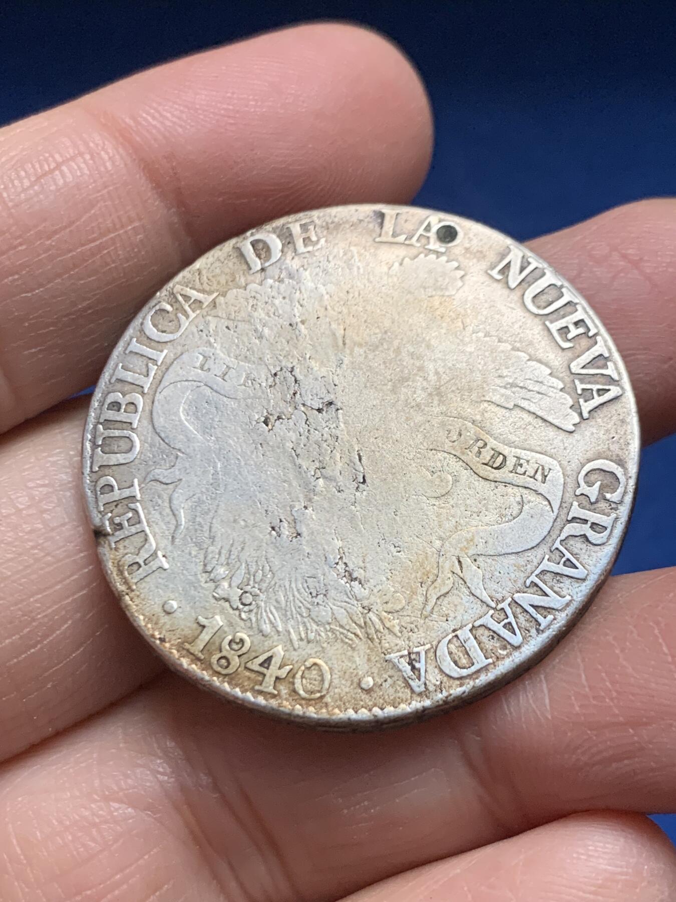 《竞宝斋》第455场 周日，周一 2场连拍 （全场包邮，欢迎送拍） 1840年新格拉纳8里亚尔银币，哥伦比亚共和国时期（1831-1858年）波哥大造币厂发行，安第斯神鹰丰饶角/月桂叶棕榈叶花环，8迪尼罗斯（Dineros）是西班牙传统的纯度单位8/12=0.666，换算成千分比约为.903纯银，此类常见弱打，有老打孔填补，存世好品非常稀少而价格极高！