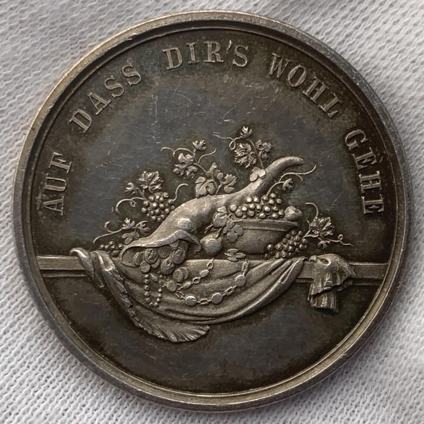 掌中浮雕-藏着的欧洲第048场 1800年代德国古典大师loos摩西十戒系列银章，30mm，8.5g，本枚主题为摩西十诫的第四戒-尊敬父母。品相状态好，五彩包浆