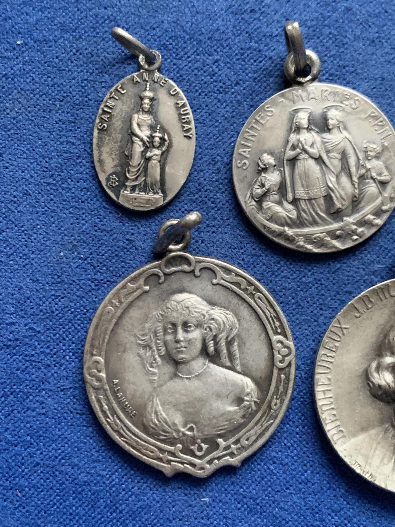 《竞宝斋》第455场 周日，周一 2场连拍 （全场包邮，欢迎送拍） 五枚一组 宗教吊坠纪念章 总重18.5克