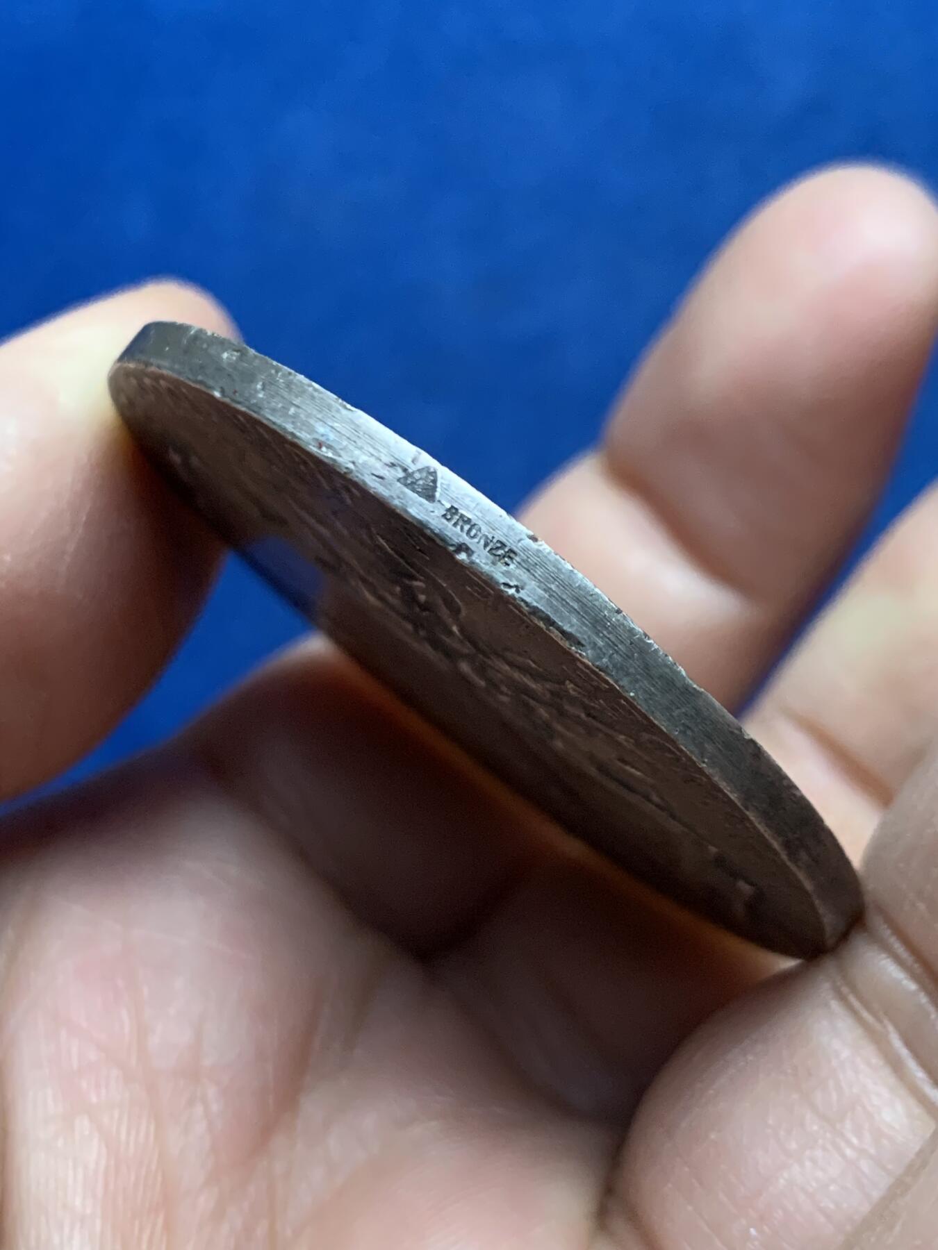 《竞宝斋》第455场 周日，周一 2场连拍 （全场包邮，欢迎送拍） 1886年法国射击联盟纪念镀银铜章 40.15克 44.6mm 三角铜标