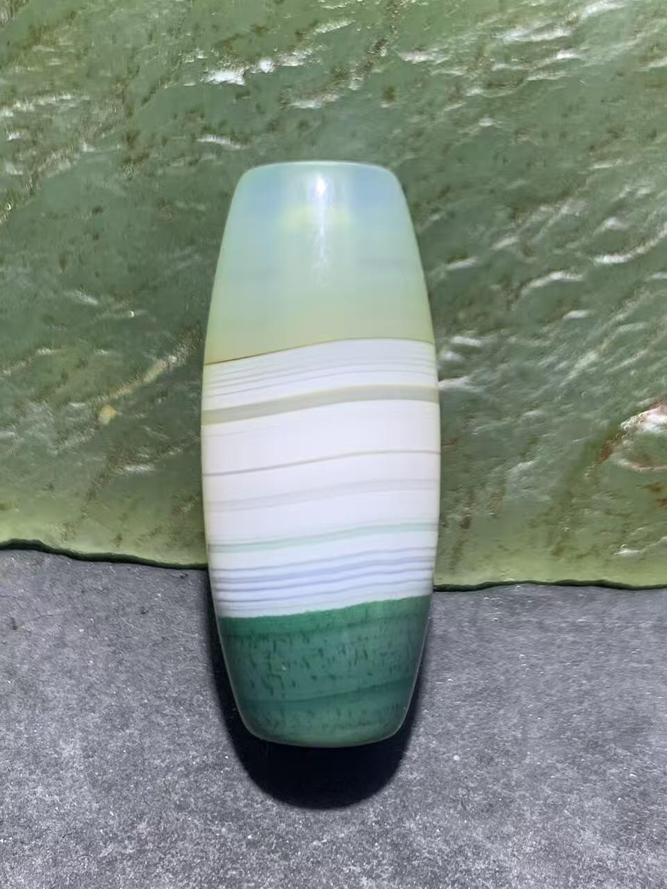 精美冰透高玉化瓷白绿双色缠丝玛瑙桶珠一颗，
