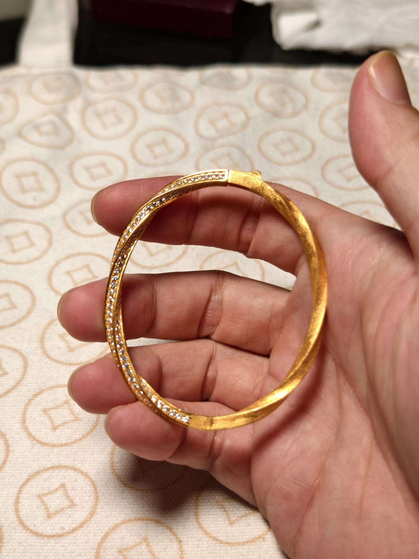 抚柳草堂-第六期章牌钱币 奖章勋章限时免佣 满百包邮 放漏专场 莫比乌斯环半钻半拉丝镀金银手镯  全新工艺好一半镶嵌锆石一半拉丝工艺非常漂亮 打标s925重16.8g 上手是真金真钻的既视感 送人自戴都不错