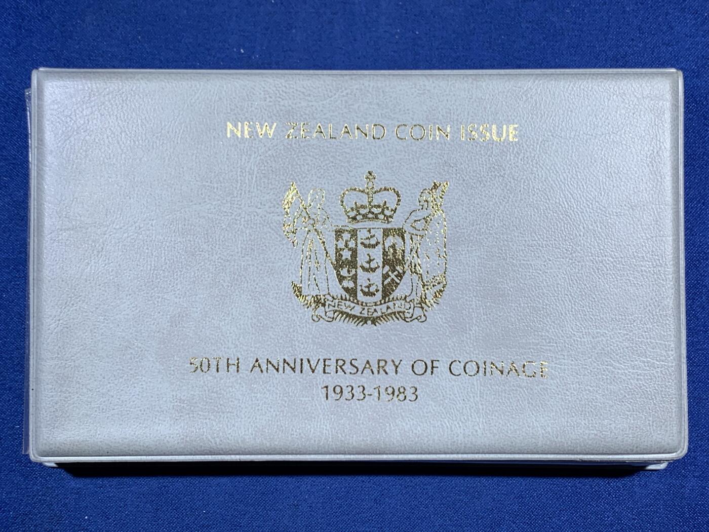 《竞宝斋》第455场 周日，周一 2场连拍 （全场包邮，欢迎送拍） 新西兰1983年伊丽莎白二世精制套币，其中最大面值的一元为银币，27.216克，925银