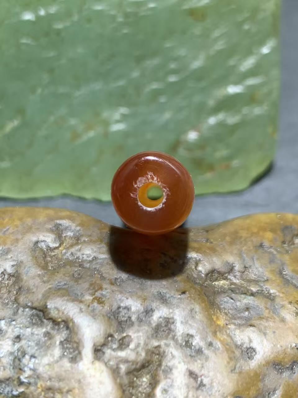 精美朱砂点缠丝玛瑙随形直桶，桶珠一个，