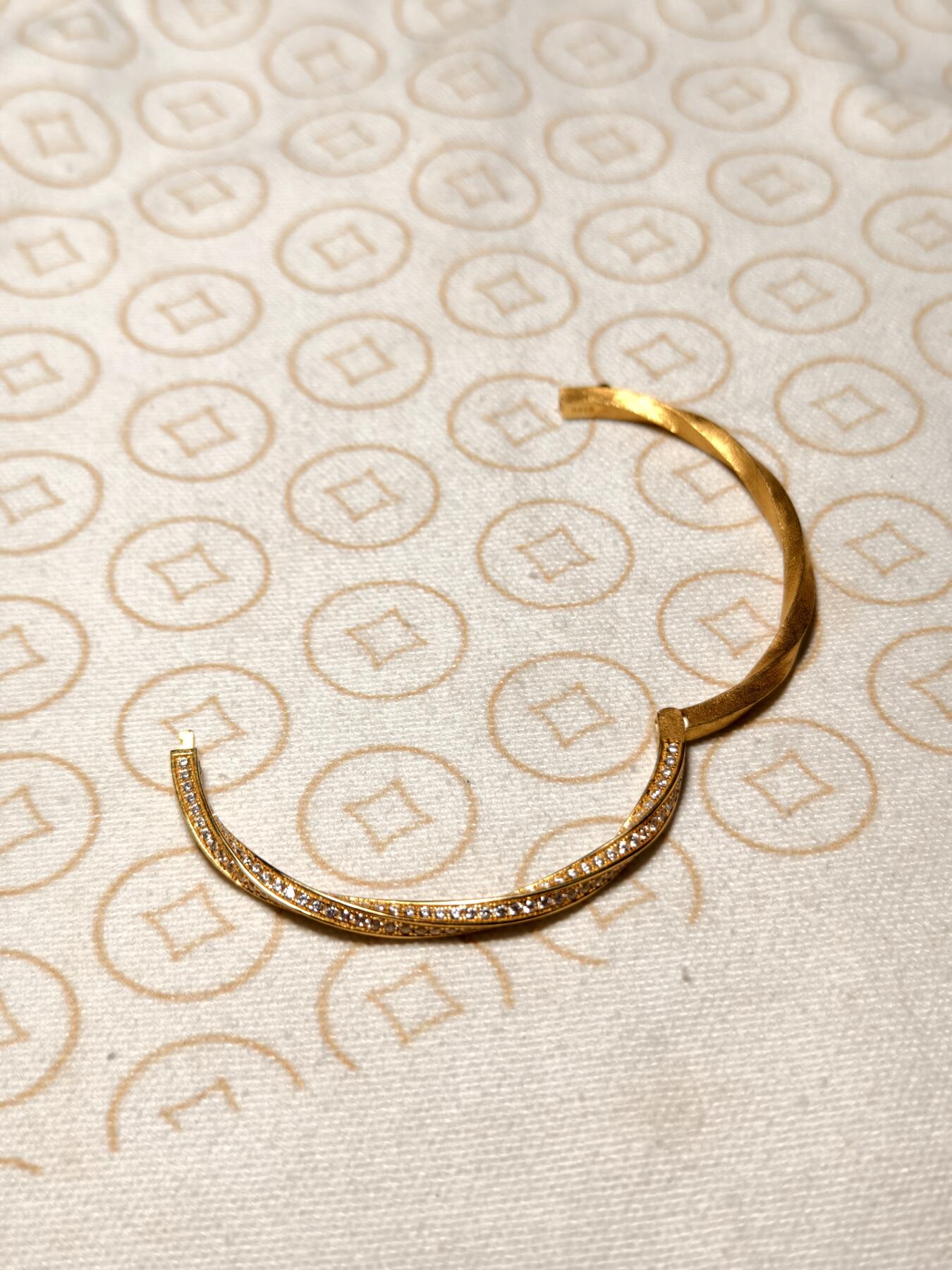 抚柳草堂-第六期章牌钱币 奖章勋章限时免佣 满百包邮 放漏专场 莫比乌斯环半钻半拉丝镀金银手镯  全新工艺好一半镶嵌锆石一半拉丝工艺非常漂亮 打标s925重16.8g 上手是真金真钻的既视感 送人自戴都不错