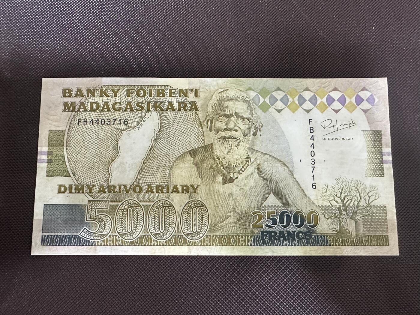 喜羊羊钱币收藏2025第12期(流通品相场) 马达加斯加	P-74Aa 1993年25000法郎	品相如图				FB4403716			