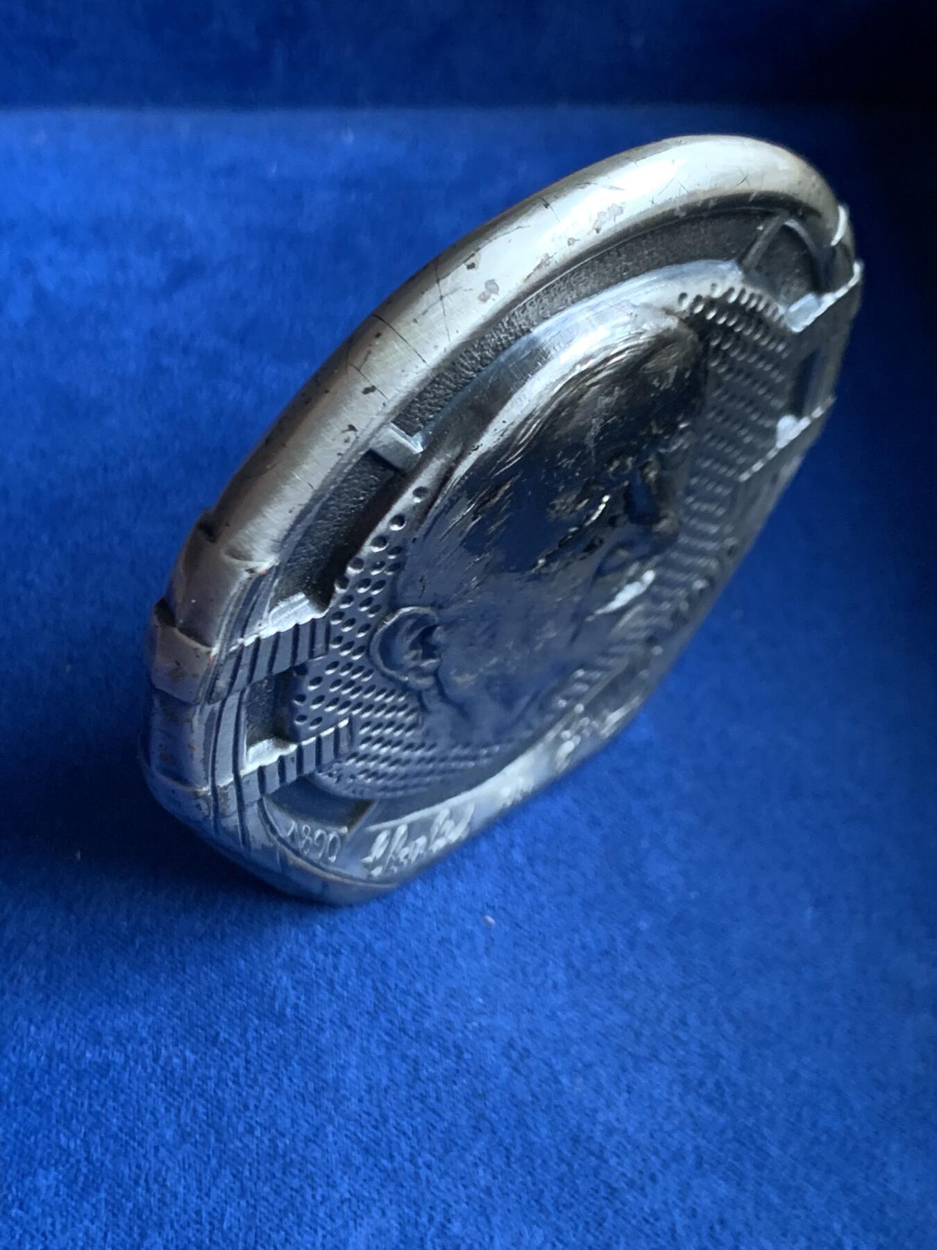 《竞宝斋》第455场 周日，周一 2场连拍 （全场包邮，欢迎送拍） 法国艺术大章 1990年戴高乐诞辰100年高浮雕超大镀银纪念章 72*74.5MM 173.2克