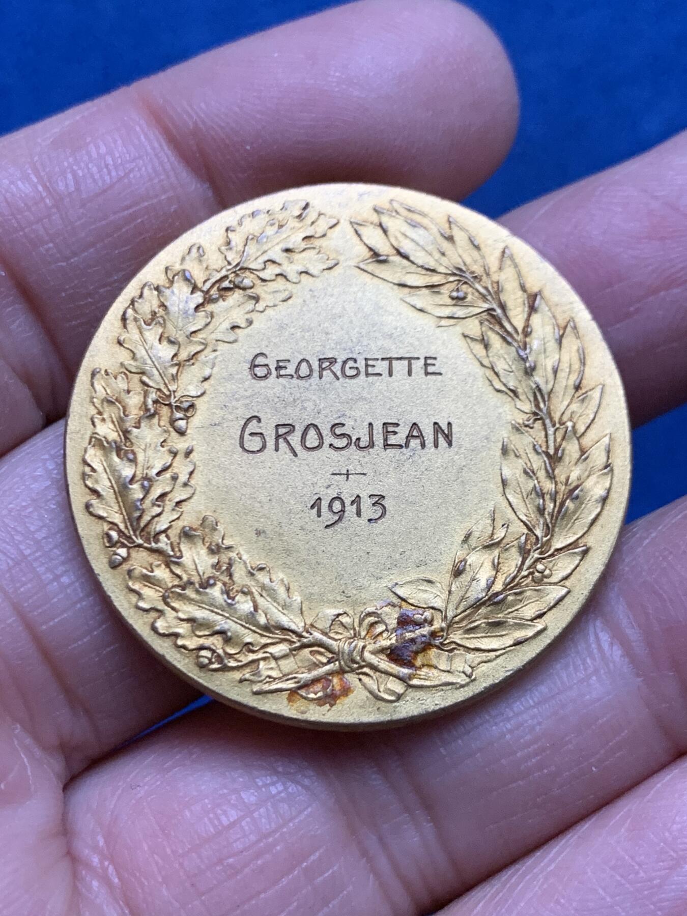 《竞宝斋》第455场 周日，周一 2场连拍 （全场包邮，欢迎送拍） 戎装玛丽安娜镀金铜章 21.5克 36mm 三角铜标 孔雀头盔