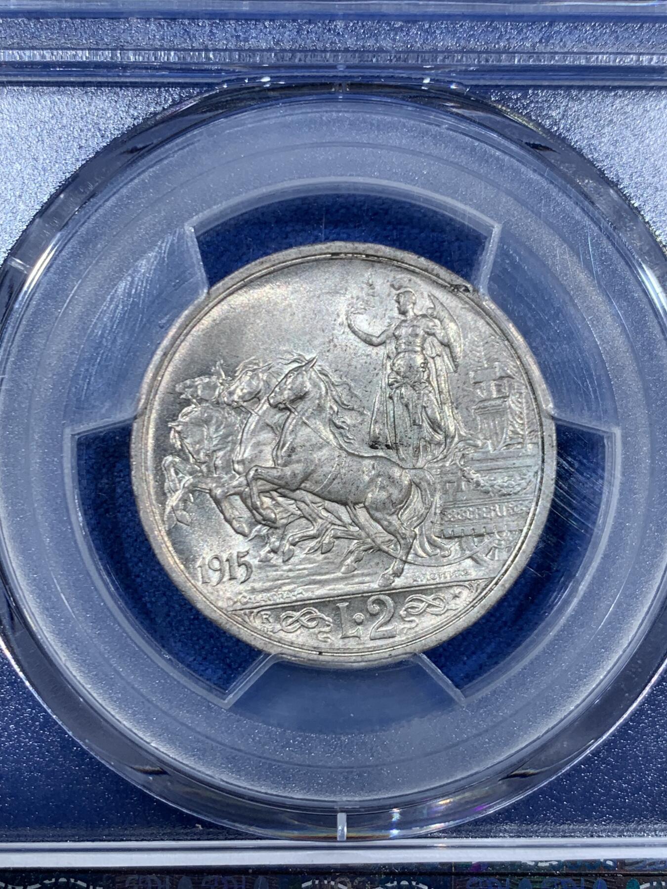 《竞宝斋》第455场 周日，周一 2场连拍 （全场包邮，欢迎送拍） PCGS MS64 意大利王国1915年2里拉银币。意大利王国最经典的设计，正面为戎装的意大利国王埃马努埃莱三世，背面为女神与马车。转光非常好的一枚，状态一步到位。