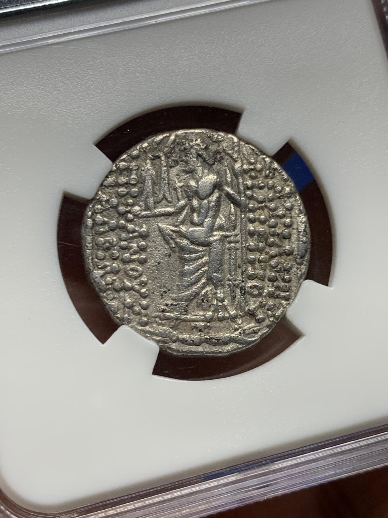 《竞宝斋》第455场 周日，周一 2场连拍 （全场包邮，欢迎送拍） ZDGS CHVF 古希腊塞琉古王国腓力一世银币，背宙斯手持胜利女神奈克，公元前95-前83年，打制完整，币胚规整，重15.11克，四德拉克马大银币。