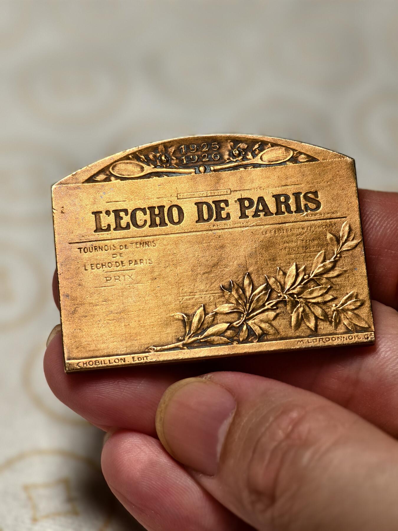 抚柳草堂-第六期章牌钱币 奖章勋章限时免佣 满百包邮 放漏专场 1926法国巴黎回声报网球竞赛方形镀金大铜章 50×36mm 重40.7g 网球题材不错 镀金漂亮 