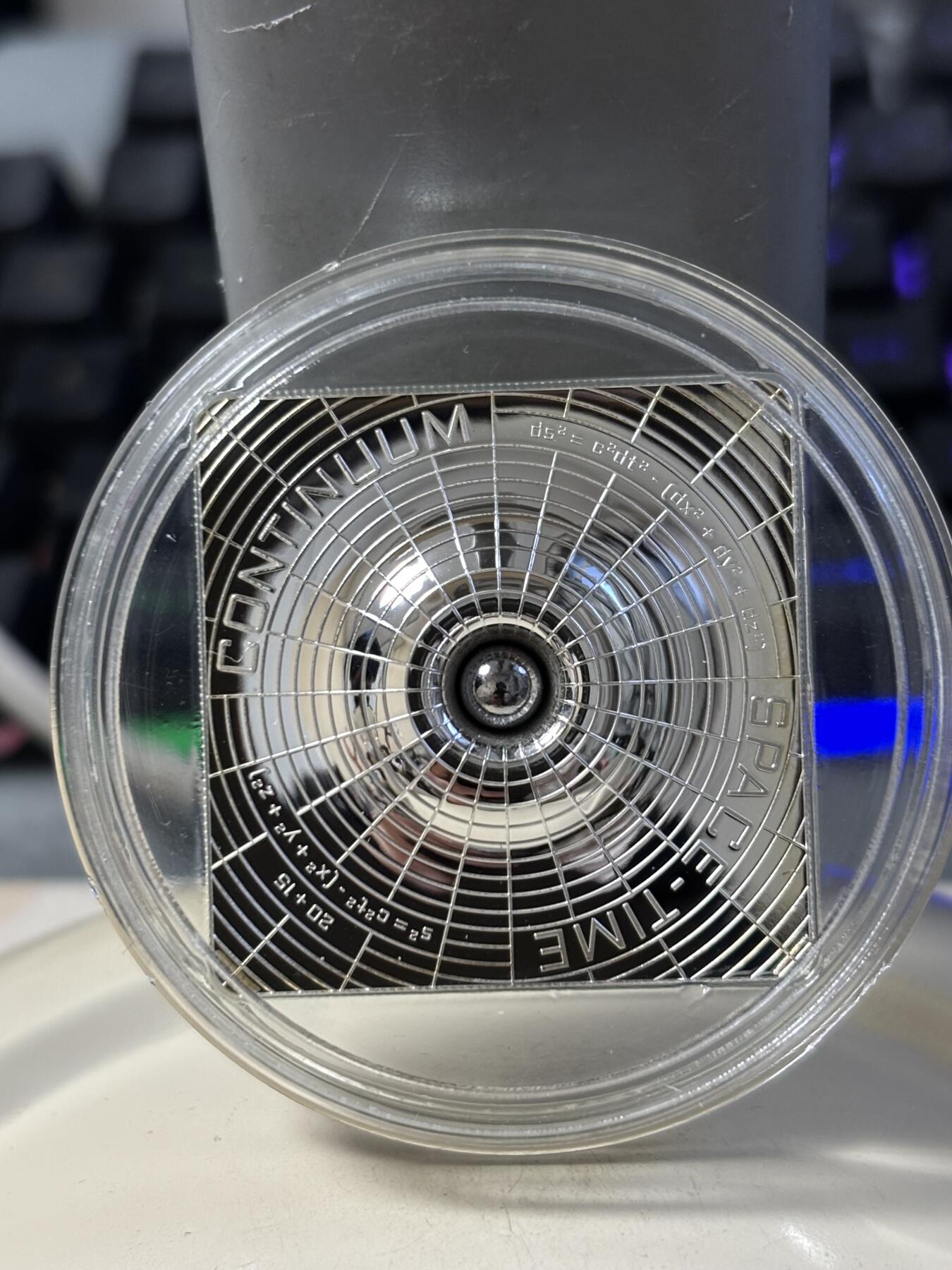 第187期拍卖 获奖库克2015年时空连续体银球镶嵌凹凸面纪念银币，999银，1/2盎司，发行1500枚