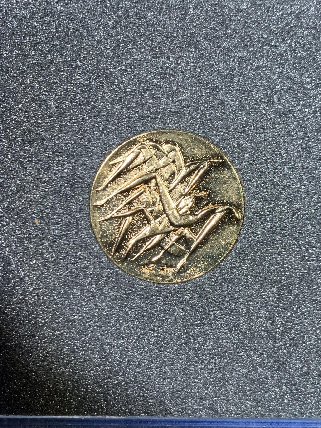 《竞宝斋》第455场 周日，周一 2场连拍 （全场包邮，欢迎送拍） 三枚一组 日本发行 1976年加拿大蒙特利尔奥运会纪念币2枚 原盒（少个盖子） + 1970年 日本世博会纪念章 原盒